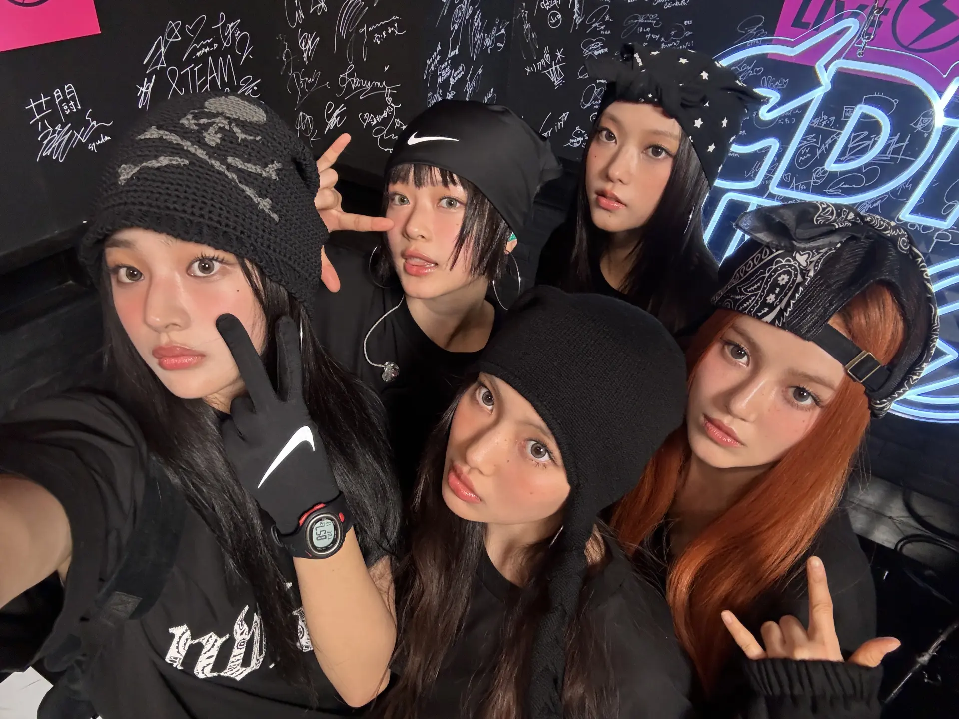 法律界人士也指出，HYBE此前曾公開承諾會為NewJeans的回歸做最好準備，現以「信任關係破裂」為由開除特定成員，這種做法在法律邏輯上可能存在矛盾，甚至可能在後續法律攻防中成為對公司不利的證據。(圖：NewJeans@X)