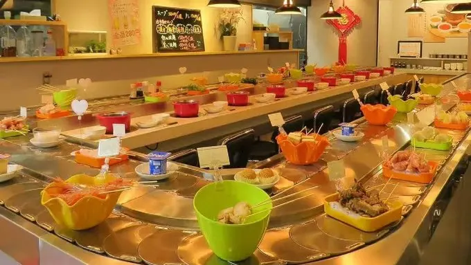 繼麻辣燙席捲日本餐飲圈後，東京池袋、御徒町新興迴轉火鍋掀起打卡熱潮，週末預約爆滿，池袋「轉多多」高達95%顧客為日本人，不過吃到飽定價偏高、營運成本沈重，能否延續麻辣燙的人氣仍有待觀察。（來源：Toyokeizai@X）