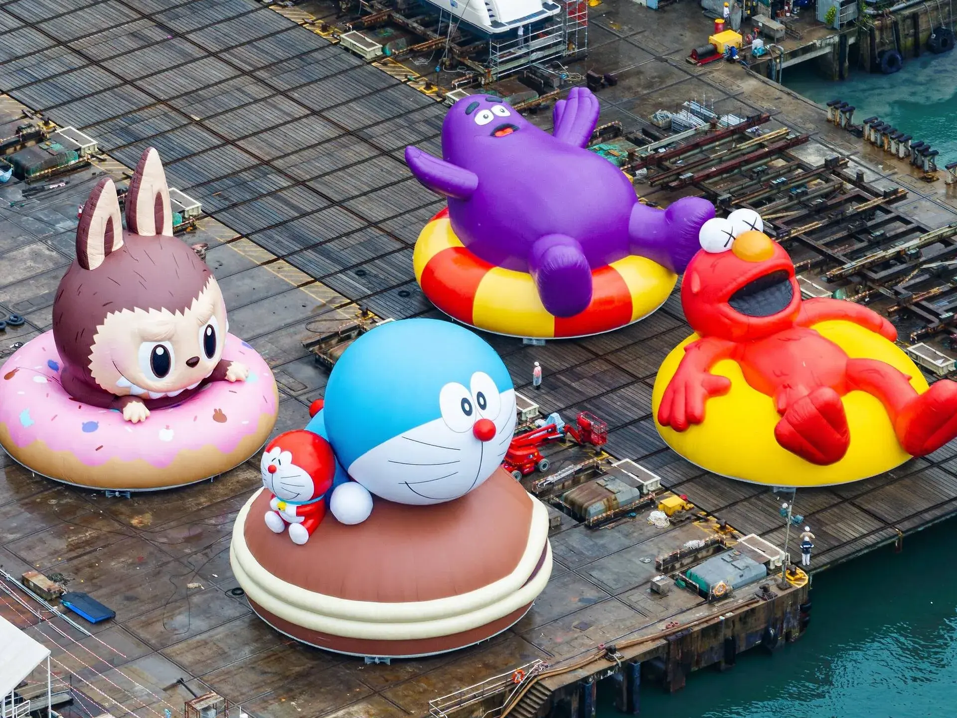 多啦A夢、滑嘟嘟、Labubu及KAWS × 芝麻街的Elmo等四大超人氣卡通人物，盛裝亮相。（圖片：Doraemon 100 FB專頁）