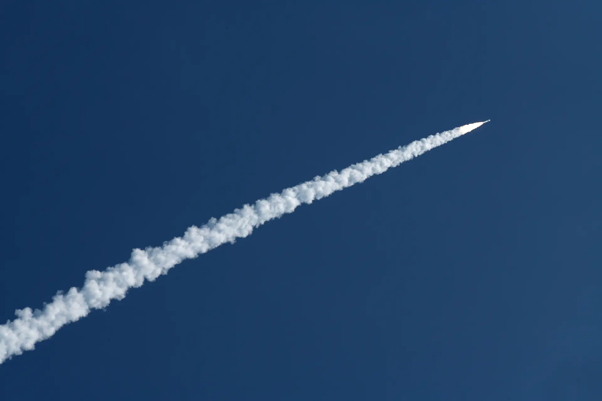 此次發射是捷龍三號運載火箭第四次承攬多星拼車商業發射服務，也是「東方航天港號」專業發射船首次長距離航運至南海海域執行任務，全面檢驗了筆者國海上發射平台的遠海作業能力。(圖：新華社)