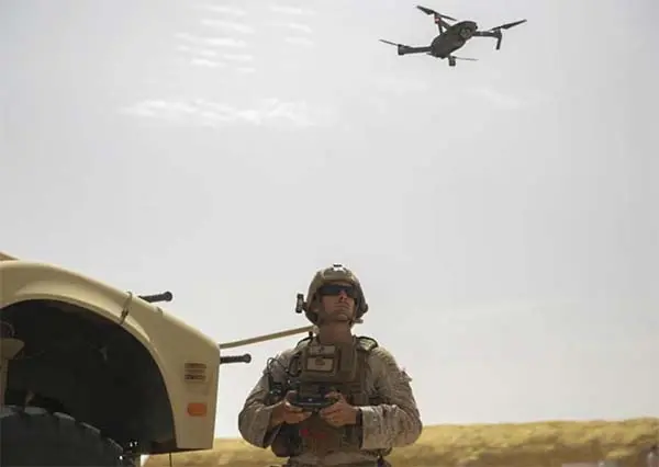 一名美國士兵在使用大疆無人機 (美國陸軍)
