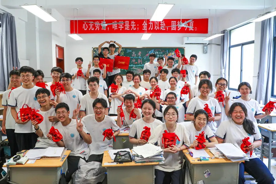 在江蘇省海安市立發中學，高三學生展示學校精心準備的糕粽禮包。 來源：新華社