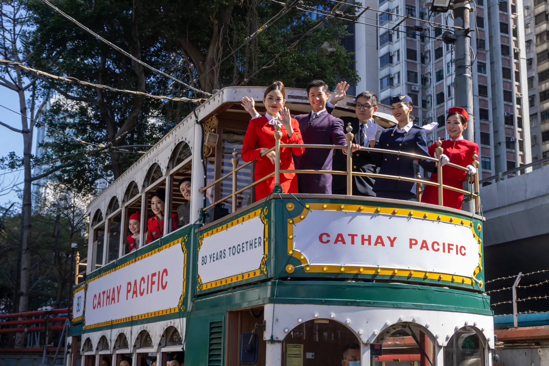 當復古電車的鈴聲與飛機引擎的轟鳴交織，國泰航空的過去、現在與未來，在這座城市的上空與街道完成了一次深情對話。  這場持續全年的慶典，不僅是對輝煌歷史的致敬，更是對下一段航程的鄭重啟航。(圖：藍莓日報)