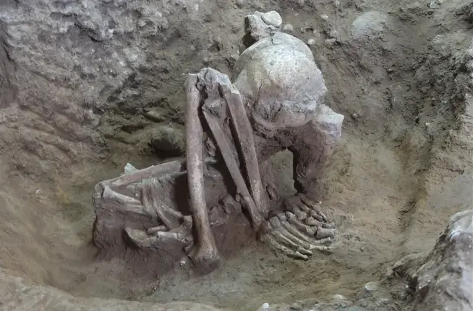 這項發表在權威期刊《美國國家科學院院刊》（PNAS）的研究，一開始是因為科學家在中國、越南、菲律賓挖出了幾具「奇怪的骨頭」。（來源：日本東京大學）