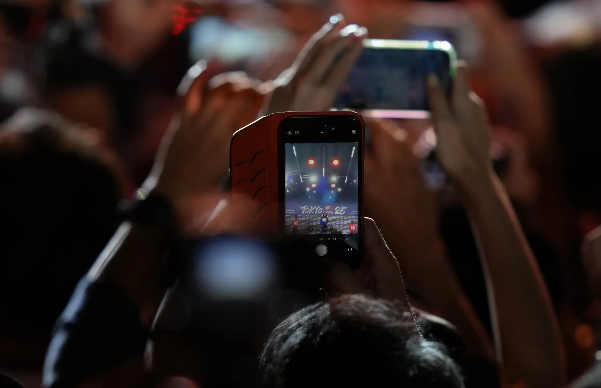 權威機構預測，未來五年手機硬件確實將迎來結構性變革，柔性屏技術成熟將推動三折屏、卷軸屏成為主流，2030 年折疊屏滲透率預計達 20%，計算核心將壓縮至信用卡大小。(圖：新華社)