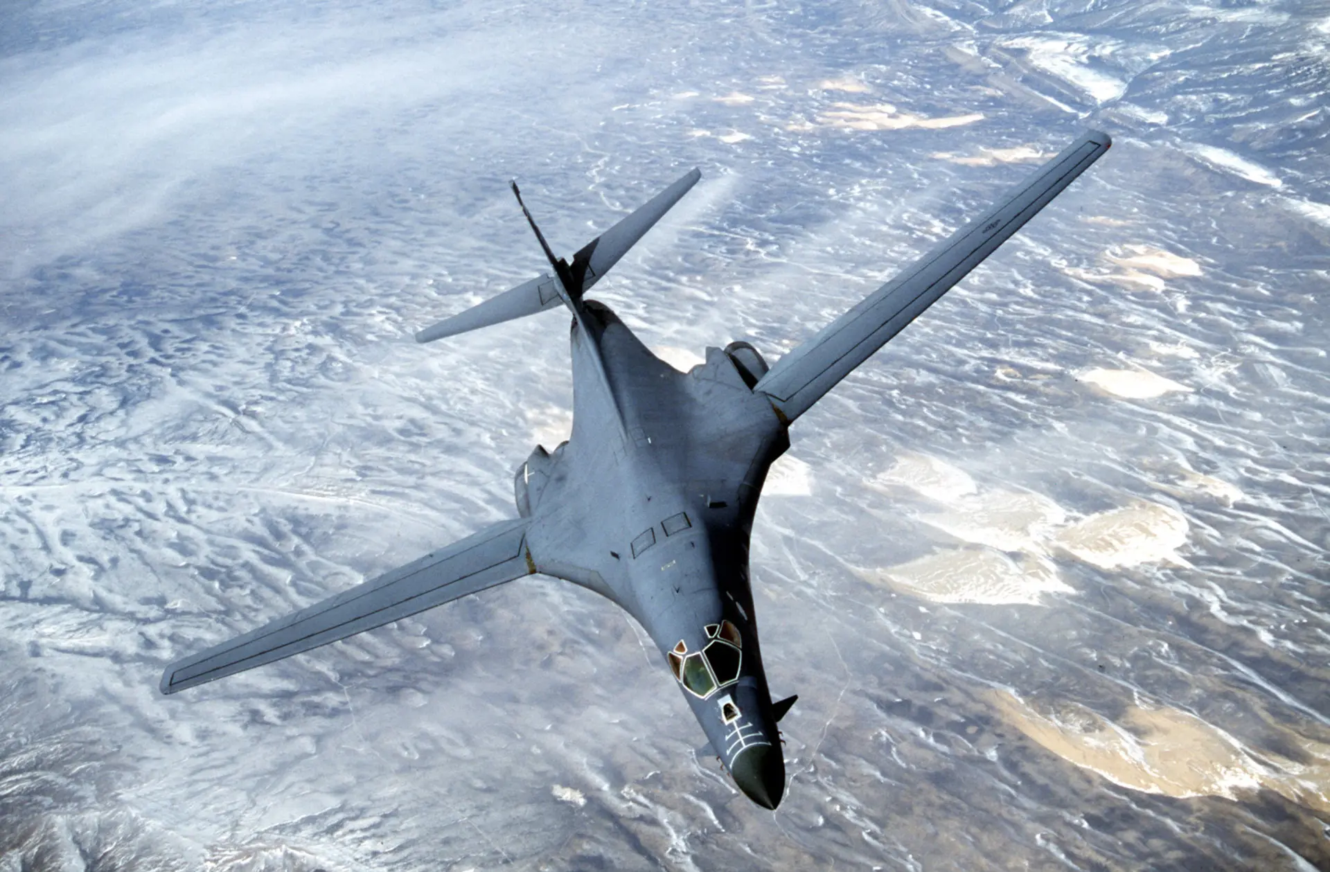 美軍已掌握絕對制空權。B-1與B-52重型轟炸機飛越伊朗上空，如入無人之地，可以投下成百上千噸高爆炸彈，打擊伊朗在山中、地下的導彈與無人機生產工廠。(圖：維基百科)