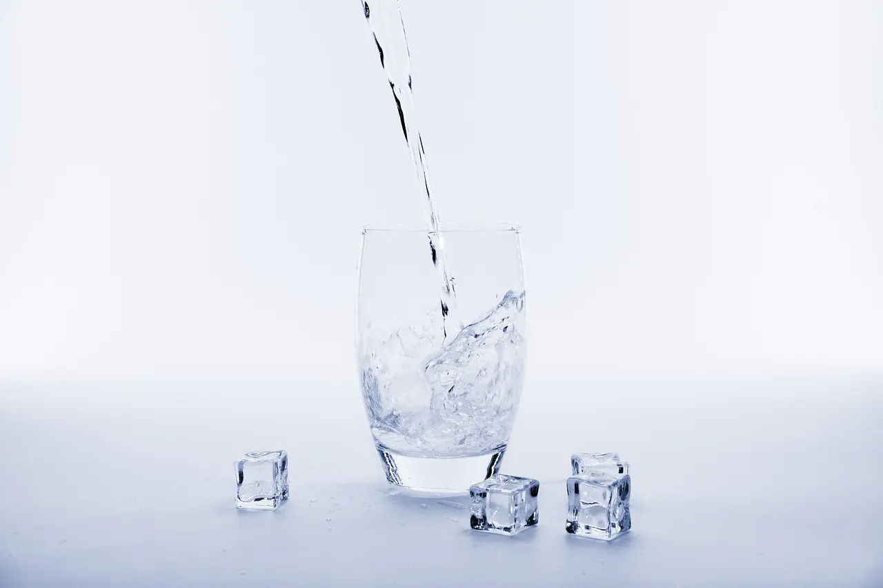 人體裡的水分占比高達六成以上，充足的干淨飲水就像給身體加滿「能量電池」。（示意圖來源：pixabay）