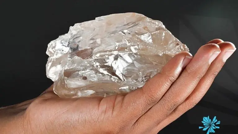 波札那出土 2488 克拉史上第二大鑽石原石「莫茨維迪」（Motswedi），現由 HB 安特衛普公司分析，同批 4 顆巨鑽總價至少 1 億美元，博物館已接觸欲收藏，其歸宿受關注。（來源：網絡）