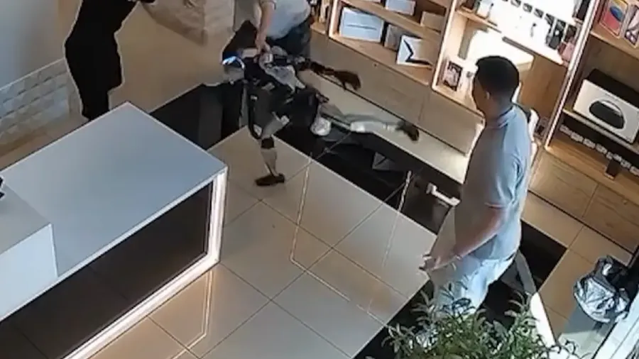 一秒變兇悍！俄羅斯機器人突襲顧客，是AI自主覺醒還是套路行銷的封面圖片