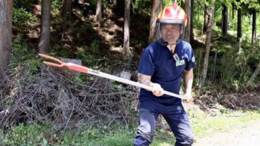 日男慘遭母熊瘋撲咬到血肉模糊，死裡逃生後竟發明這款「殺熊神器」！的封面圖片