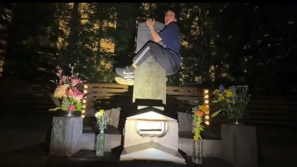 日本一名Kick平台直播主，無視禁忌與古蹟規範，攀爬東京將門冢的平將門石碑並怪叫，褻瀆日本三大怨靈聖地引全網撻伐，涉多重罪嫌，事後火速公開道歉。（來源：tanukichannel2@X）