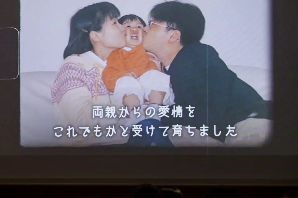 婚禮上重現兒時畫面？日本新娘的「雙重親吻」感動千萬人。（來源：syuuuki_weddingphoto@threads）