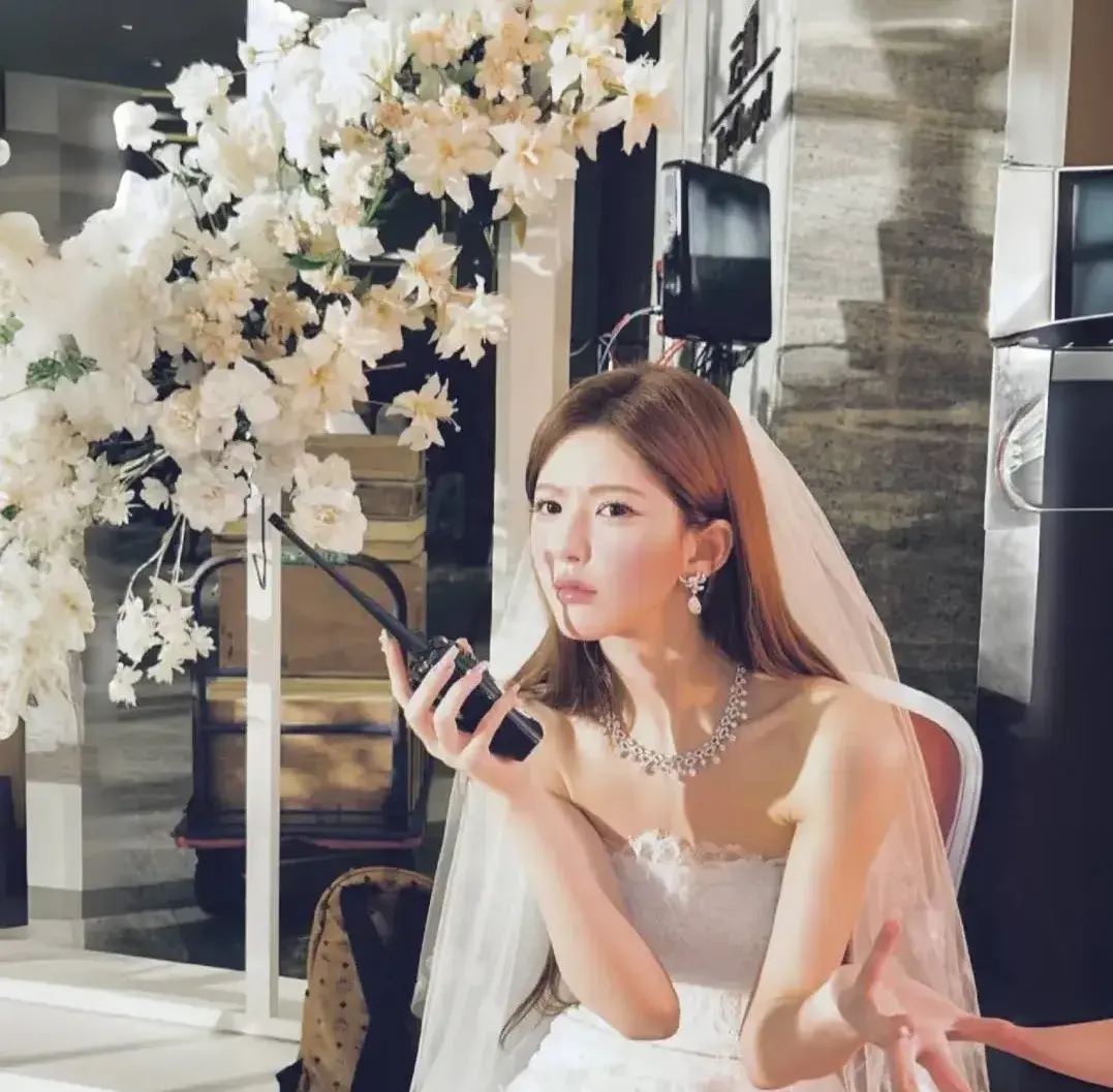 久違更新 IG 的趙露思曬出婚紗劇照，妝容精致狀態佳，與年初生病時判若兩人，粉絲紛紛留言「永遠支持你」。(圖：zhaolusi.zlusi@IG)