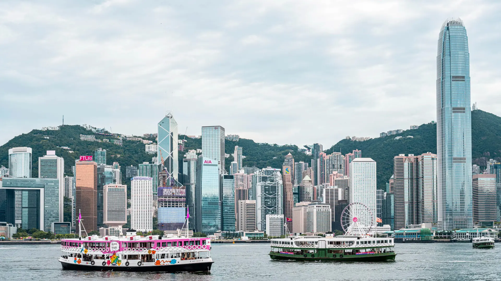 今年國際管理發展學院發佈的《世界競爭力年報》中，香港位列全球第三，其中政府效率與營商效率更高居世界第二。菲沙研究所的《世界經濟自由度報告》連續多年將香港評為全球最自由經濟體，國際貿易自由分項始終名列前茅。(圖：GovHK)