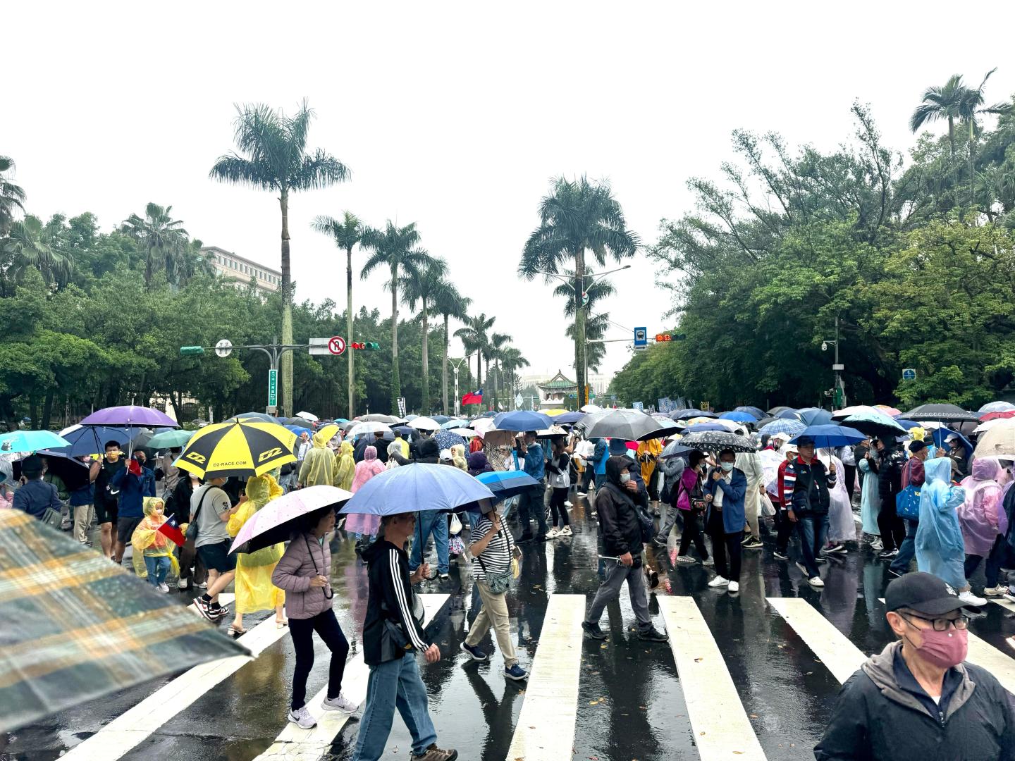 示威民眾冒雨聚集。（藍莓日報）