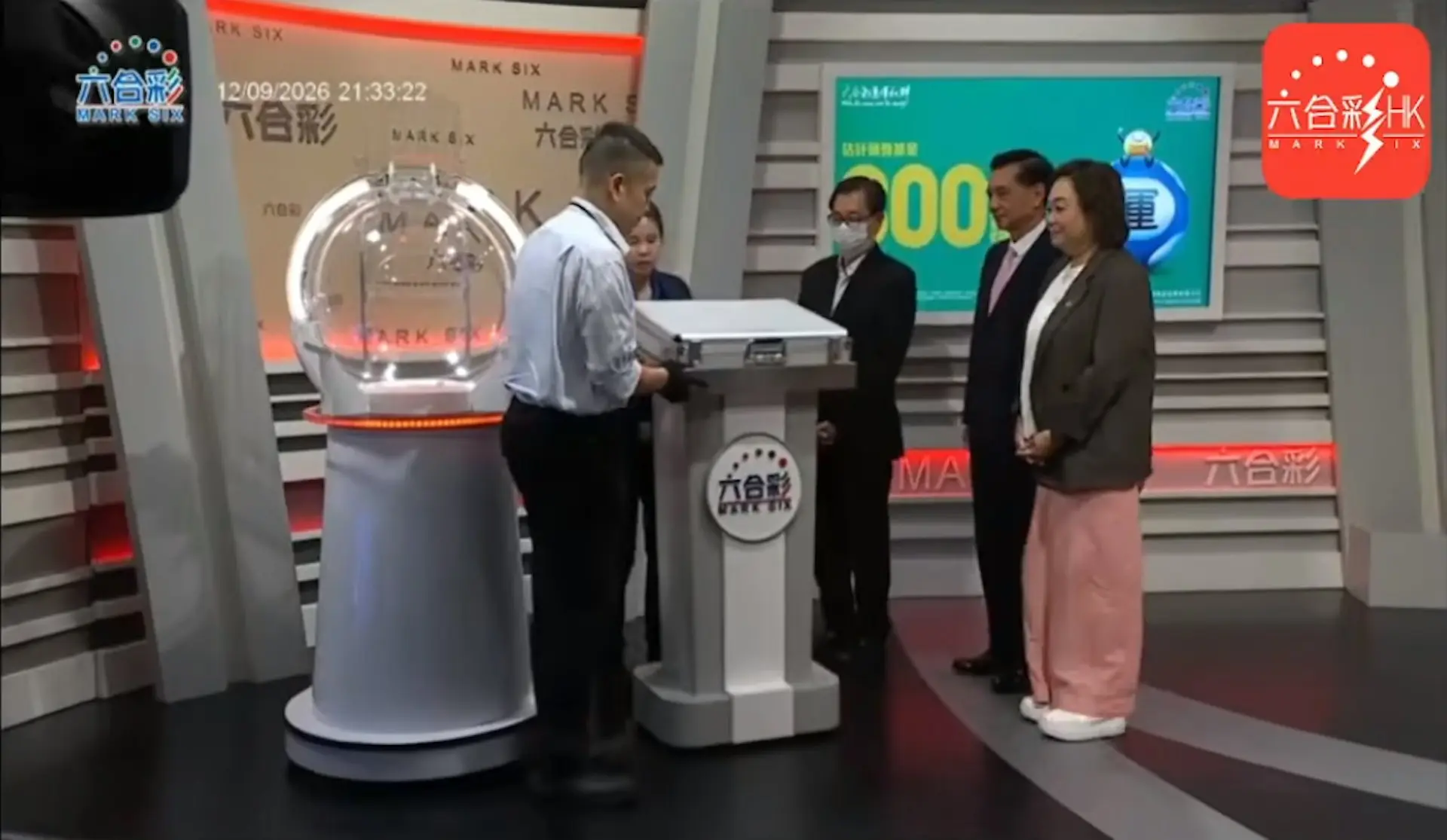 香港賽馬會六合彩攪珠機周六晚上發生罕見故障，需要動用後備攪珠機。（直播影片截圖）