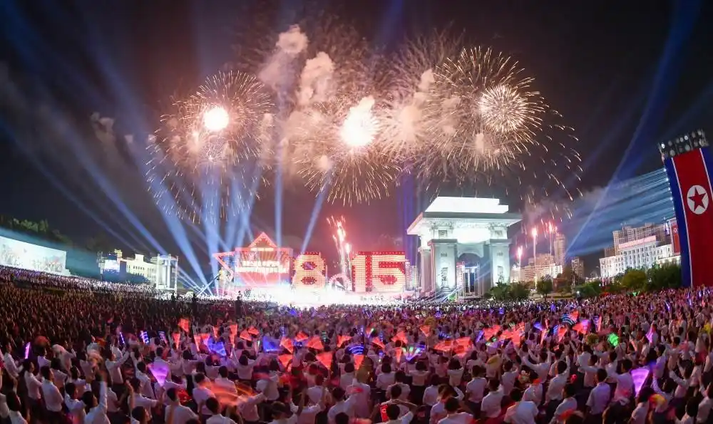 朝鮮凱旋門廣場舉行慶祝祖國解放80周年大會及演出。(網絡圖片)