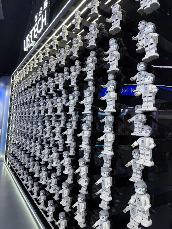  廣東深圳「優必選」 --- 琳琅滿目的機器人。（來源：康斯坦丁@新浪微博）