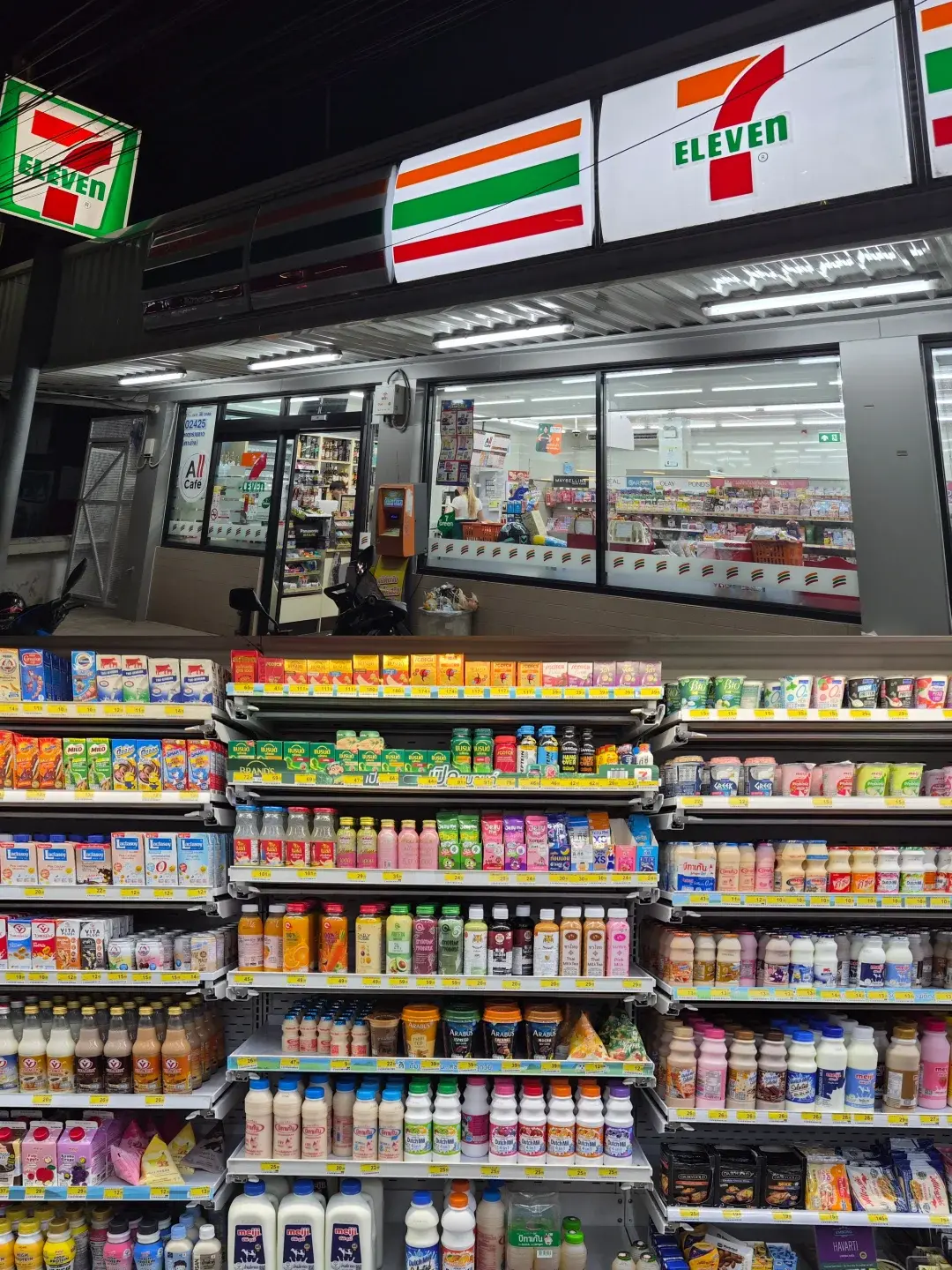 向來深受各國觀光客喜愛的泰國7-Eleven，憑藉豐富多元的商品與超貼心的便民服務，一直是來泰旅遊必造訪的打卡地點，向來維持整潔舒服的購物環境，更是當地民眾與遊客日常消費的重要場域。（示意圖來源：小紅書網友）