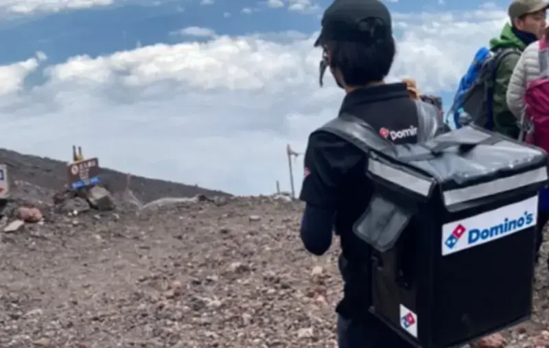 中國香港女網友登富士山時，巧遇身穿壽司郎制服、攜帶餐盒登山的神秘外送員，畫面瘋傳引發各界猜測。真相揭曉，這是知名山友的趣味角色扮演，過去他還有不少驚喜造型。（來源：fatmanairsoft@X）