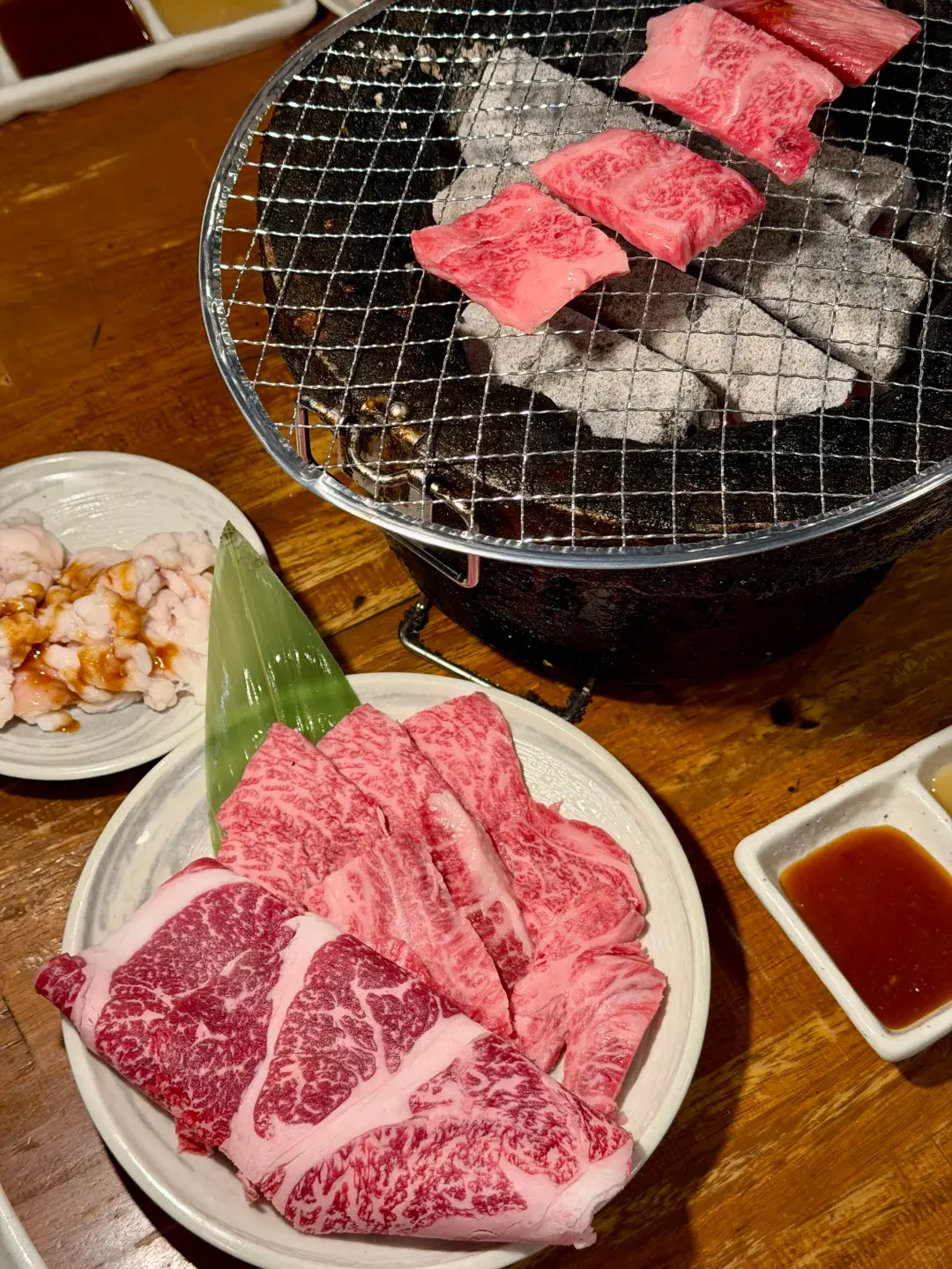 日本燒肉吃到飽前員工揭露店內三大暗黑陷阱，利用高麗菜、白飯填飽顧客胃部，加上套餐菜單標示落差，不少人加價升級卻吃不到高級肉，掌握技巧才不會吃虧。（示意圖來源：小紅書網友）