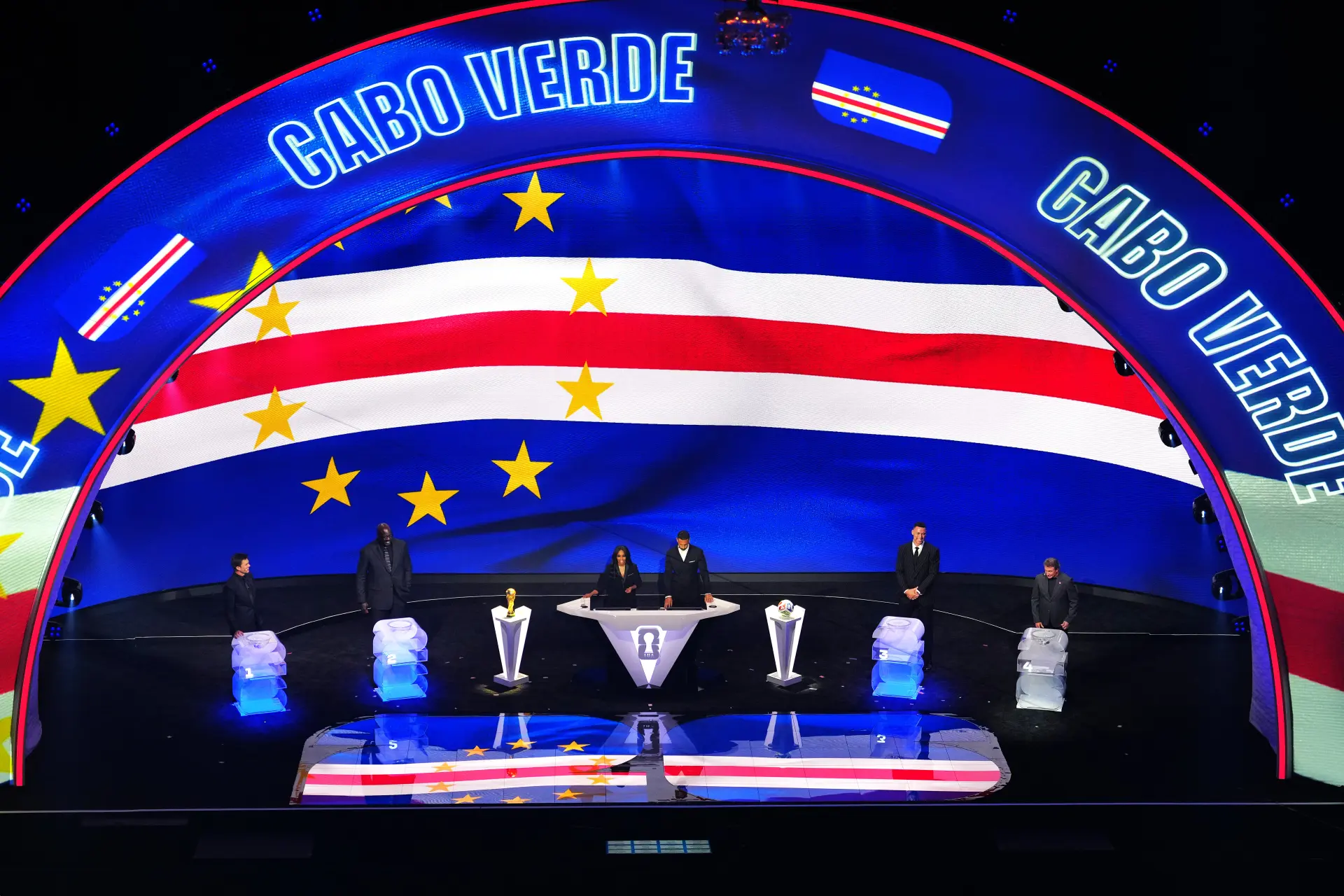 2026年美加墨世界盃分組抽籤儀式在美國華盛頓約翰甘迺迪表演藝術中心圓滿落幕。本屆賽事首度擴軍至48支球隊，創下104場比賽的歷史紀錄，抽籤結果揭曉後，各小組形勢與亮點賽事立即引發全球球迷熱議。(圖：新華社)