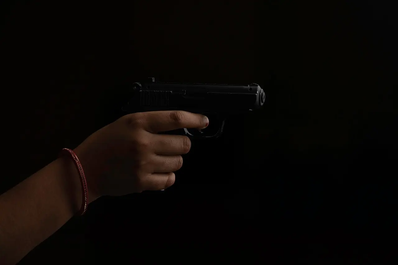 美國懷俄明州夏延市14歲少年利昂，因偷母親客戶平板被罵，與母親特麗莎爆發爭吵後，朝其後腦開槍致其身亡，事後謊稱槍枝走火，最終承認早有弒母念頭，被控一級謀殺罪並以成人身份受審。（示意圖來源：pixabay）