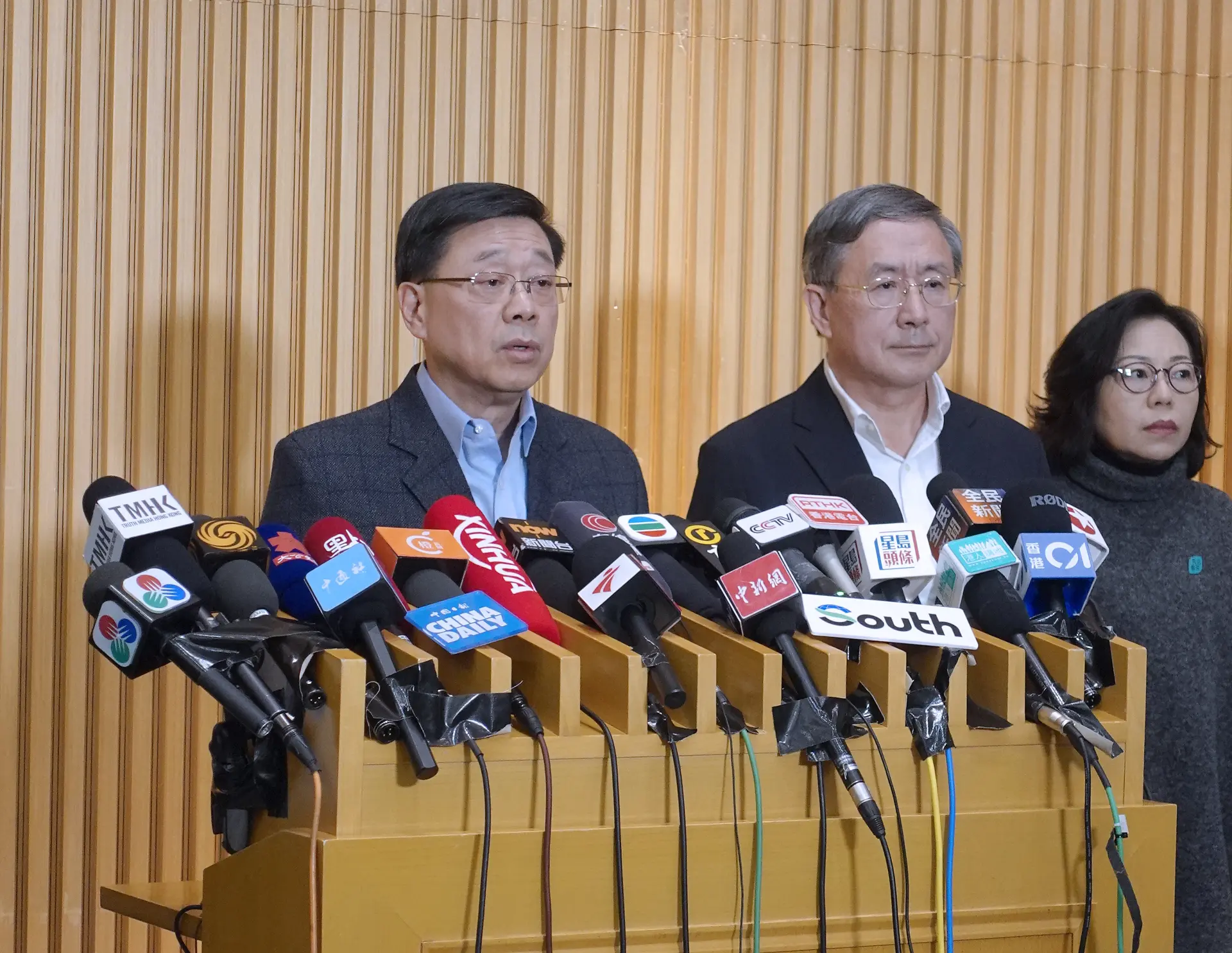 行政長官李家超在火災後第一時間宣佈成立由法官主持的獨立委員會，全面審視火災起因與蔓延機制，並直面樓宇維修工程中存在的“八大系統性問題”。(圖：新華社)