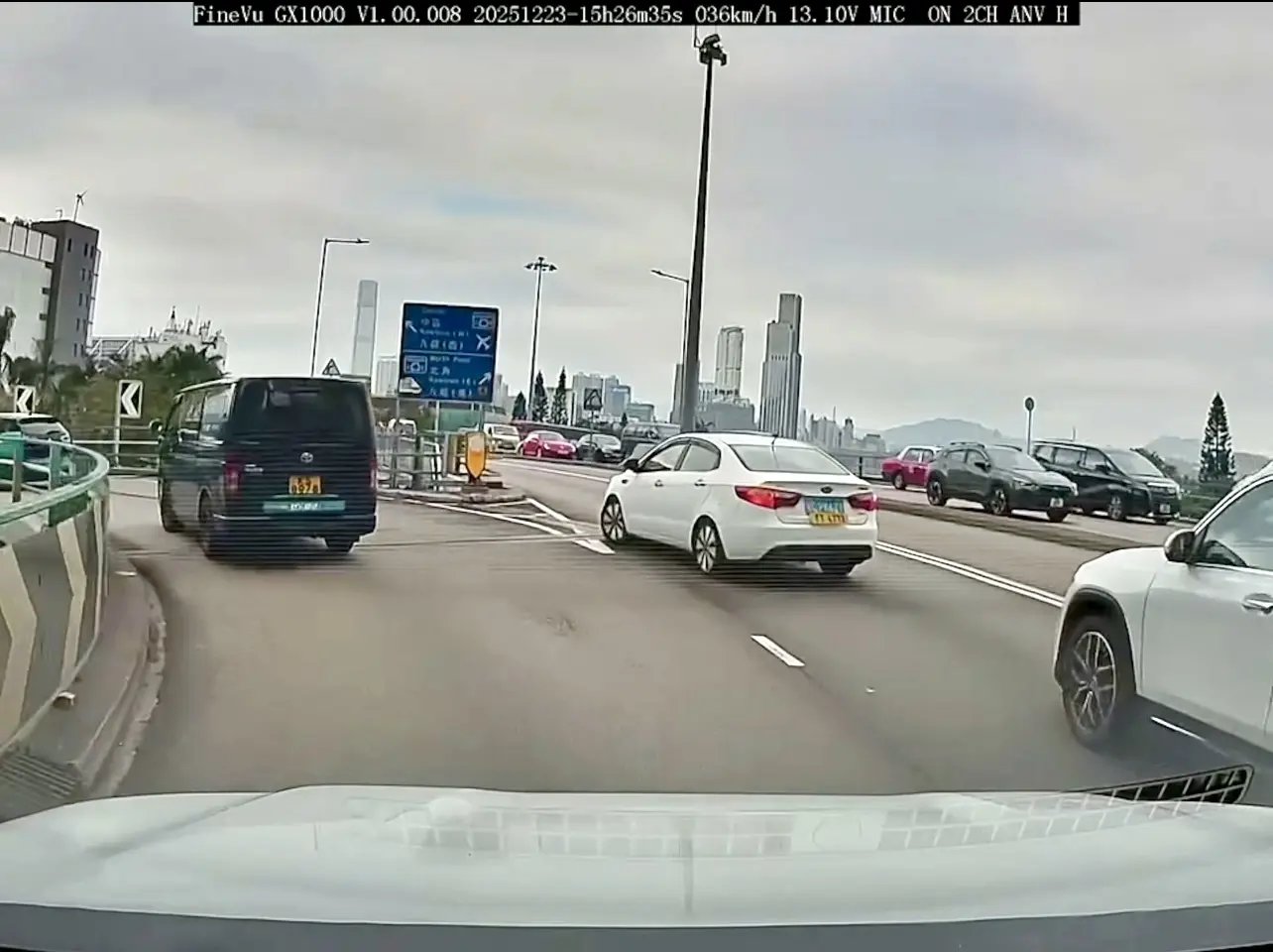 本地司機即將駛至天橋轉往告士打道的出口時，中線一輛「粵車」疑不願駛進前往紅隧或北角的路口。（「日日食」FB專頁影片截圖）