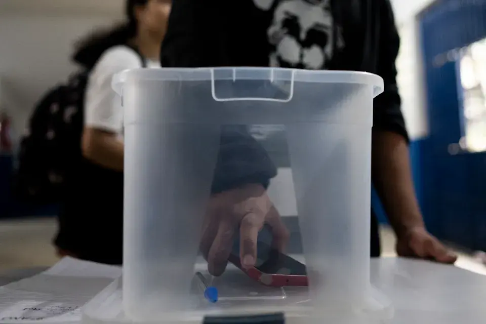 巴西今年開始禁止在課堂攸用手機，學生在放學才可取回電話。(資料圖片)