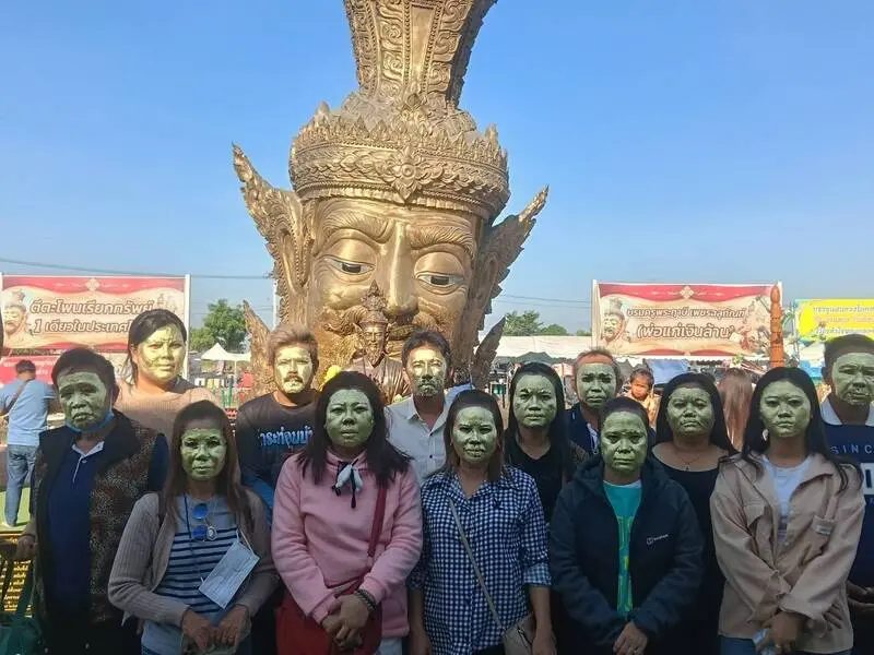 泰國大城府一佛寺因信徒「臉上貼金」合照與靈驗事蹟爆紅，廟方證實今年已有5人參拜後中頭獎，累計8人。（來源：พ่อแก่เงินล้าน@FB）