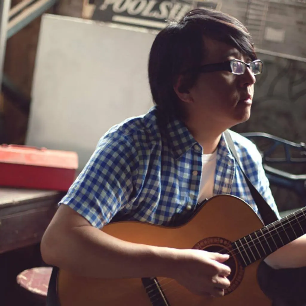 出道34年的袁惟仁，兼具歌手、製作人、創作家等多重身份，早年與莫凡組成「凡人二重唱」，曾兩度榮獲金曲獎最佳演唱組合，後轉戰幕後，憑藉過人的音樂才華，為多位天王天后打造無數金曲，成為華語樂壇不可或缺的重量級人物。(圖：袁惟仁 / 小胖老師@FB)