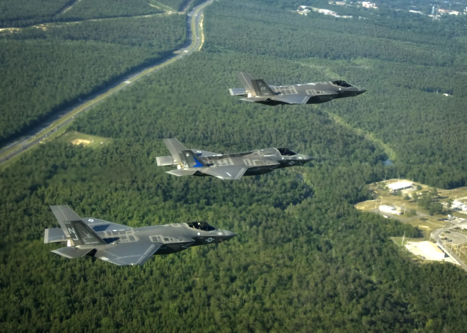過去十年，F-35幾乎等同「不可被發現」的戰神級武器，整體的隱身、數據鏈與電戰系統的整合作戰，構成美軍長期以來的「空優信仰」。(圖：維基百科)