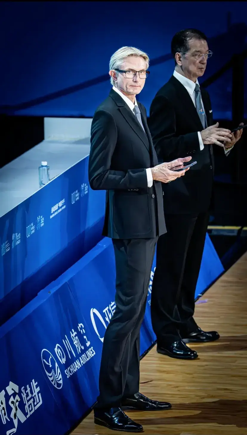 成都世運會「9 頭身」裁判帥翻全場！網友：「法拉利老了還是法拉利」。（來源：成都世運會@小紅書）