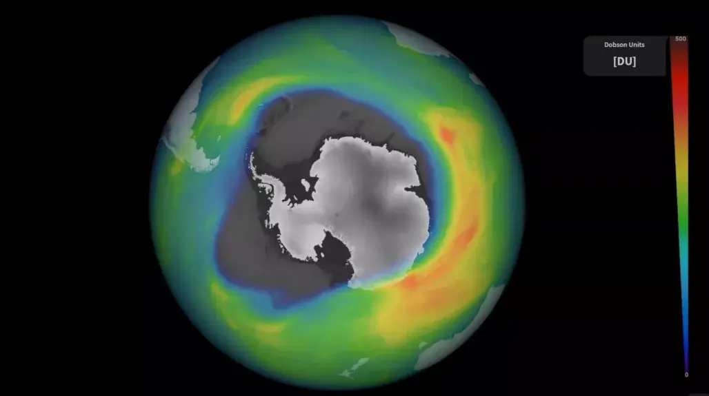 1985年，英國科學家在南極哈雷灣站的探測數據顯示，當地臭氧含量驟降40%，這一發現瞬間引發全球恐慌。（示意圖來源：小紅書網友）