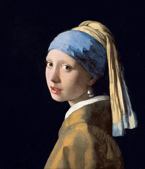 提到荷蘭畫家約翰內斯・維梅爾（Johannes Vermeer）的《戴珍珠耳環的少女》，想必不少人都對畫中那名側頭凝望、耳墜閃耀的少女印象深刻。（來源：wikipedia）