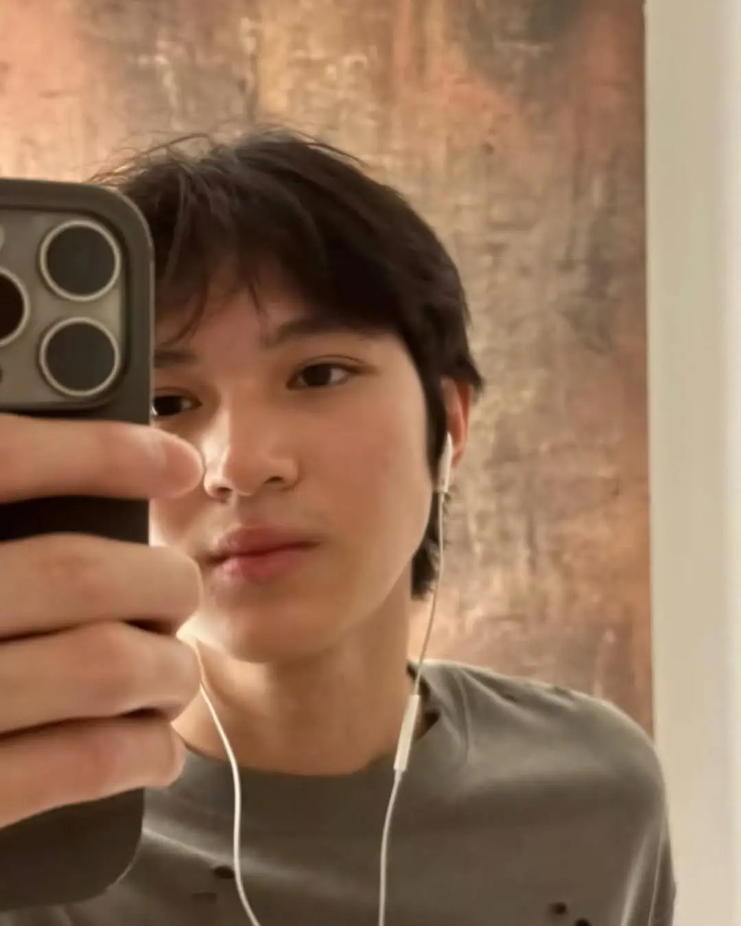 張智霖與袁詠儀 18 歲的兒子張慕童（暱稱魔童）在 IG 限時動態分享多段生活短片，其中罕見的正面自拍照迅速引發網絡熱議。(圖：cheung_morton@IG)