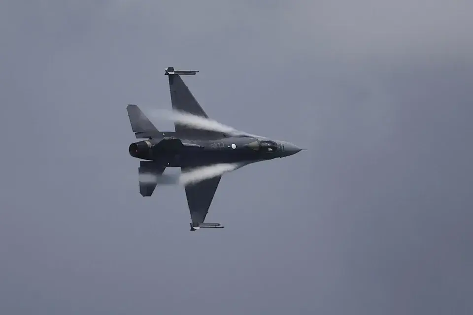 美軍菁英雷鳥特技飛行中隊的一架F-16C戰鬥獵鷹戰機，於執行任務時驚傳墜毀。（資料照片）