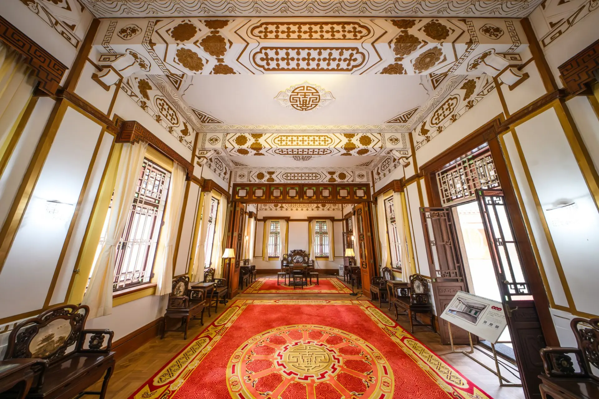 在建築細節上，主樓屋頂以中式琉璃瓦片鋪砌，採用傳統歇山式設計，屋脊上的寶珠、正吻等裝飾採用抽象簡化的「博古」紋飾；屋簷的斗拱、額枋等中式裝飾內為鋼筋混凝土，配以彩色水磨石飾面。(圖：發展局局長網誌「局長隨筆」)