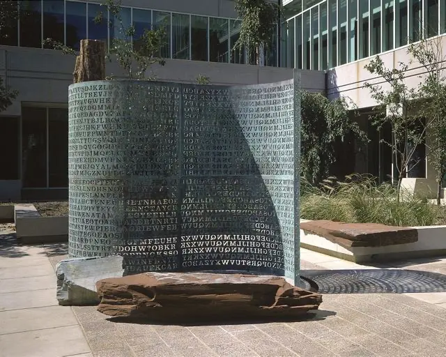 位於維吉尼亞州中央情報局（CIA）總部庭院的銅製雕塑「Kryptos」（中情局）