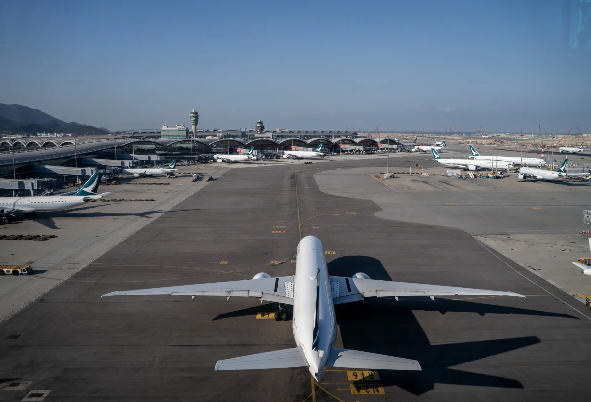當特區政府為香港國際航空樞紐訂下擴展航網、融入國家航空網絡、培育高增值航空產業、建設大灣區SAF產業鏈及深化區域協同的政策框架時，國泰所做的，正是把這些宏觀方向轉化為航班、機隊、人才、貨運、技術和市場連結。(圖：國泰航空)