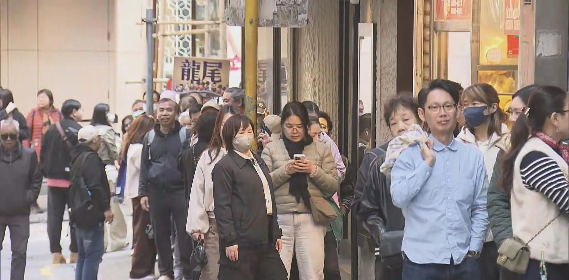 不少市民購票時直言，買的不僅是財富夢，更是一份新年善心。合資購票的陳先生表示，若中得巨獎，會先捐款幫助宏福苑居民，再清償樓貸，他笑言買彩票本就是做善事，得獎後更要延續愛心。(圖：視頻截圖)