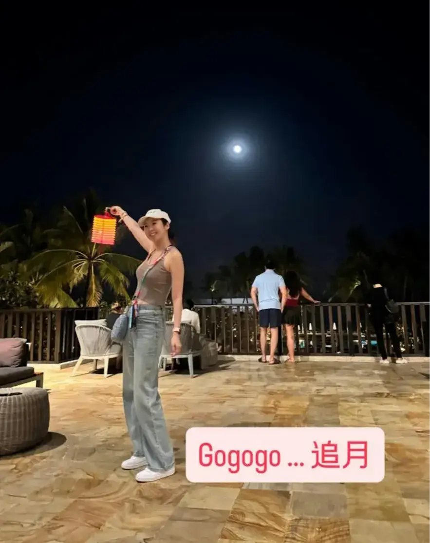 一班圈中好友專程飛赴峇里島送上祝福，包括胡杏兒夫婦、胞妹莊思明及其男友楊明等。婚禮前夕恰逢追月夜，眾人更在戶外聚餐聊天，莊思敏亦有分享手持燈籠的溫馨合照。(圖：jacquelinchng@IG)