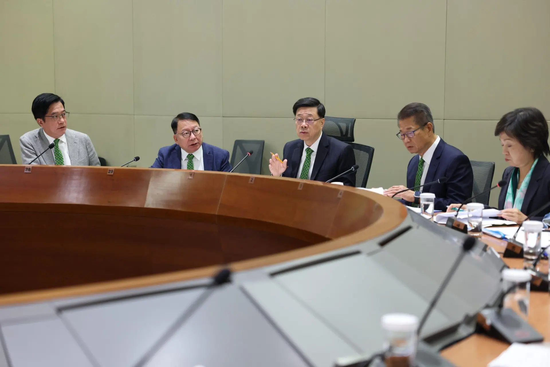 行政長官要求委員會在九個月內提交最終報告，並授權其在適當時候發表中期報告。  這一時限展現了政府追求效率、盡早向公眾交代的決心。   對比國際案例，這一承諾更顯可貴。(圖：李家超 John KC Lee@FB)