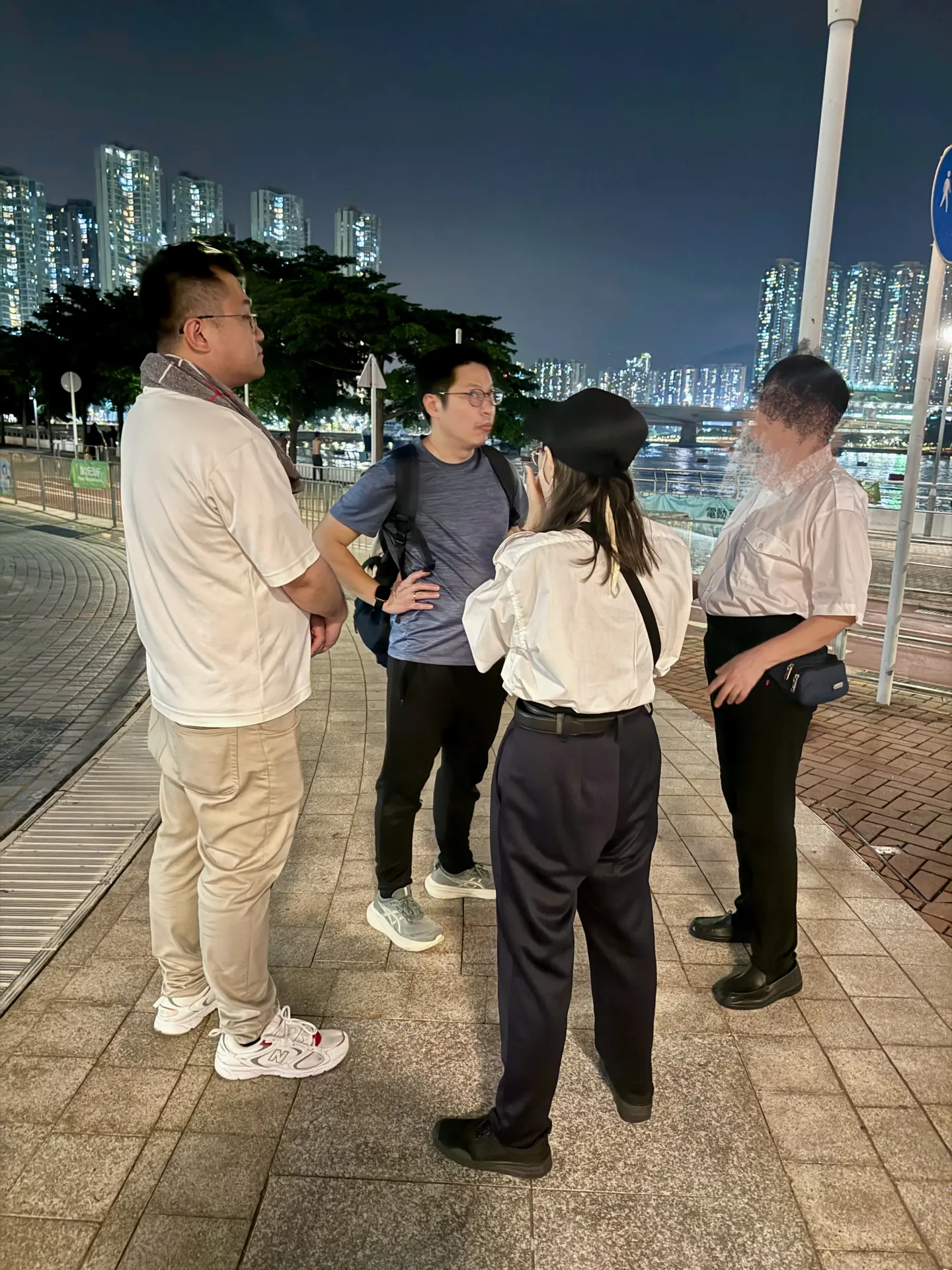 議員向公園保安了解相關人士的出沒時間。