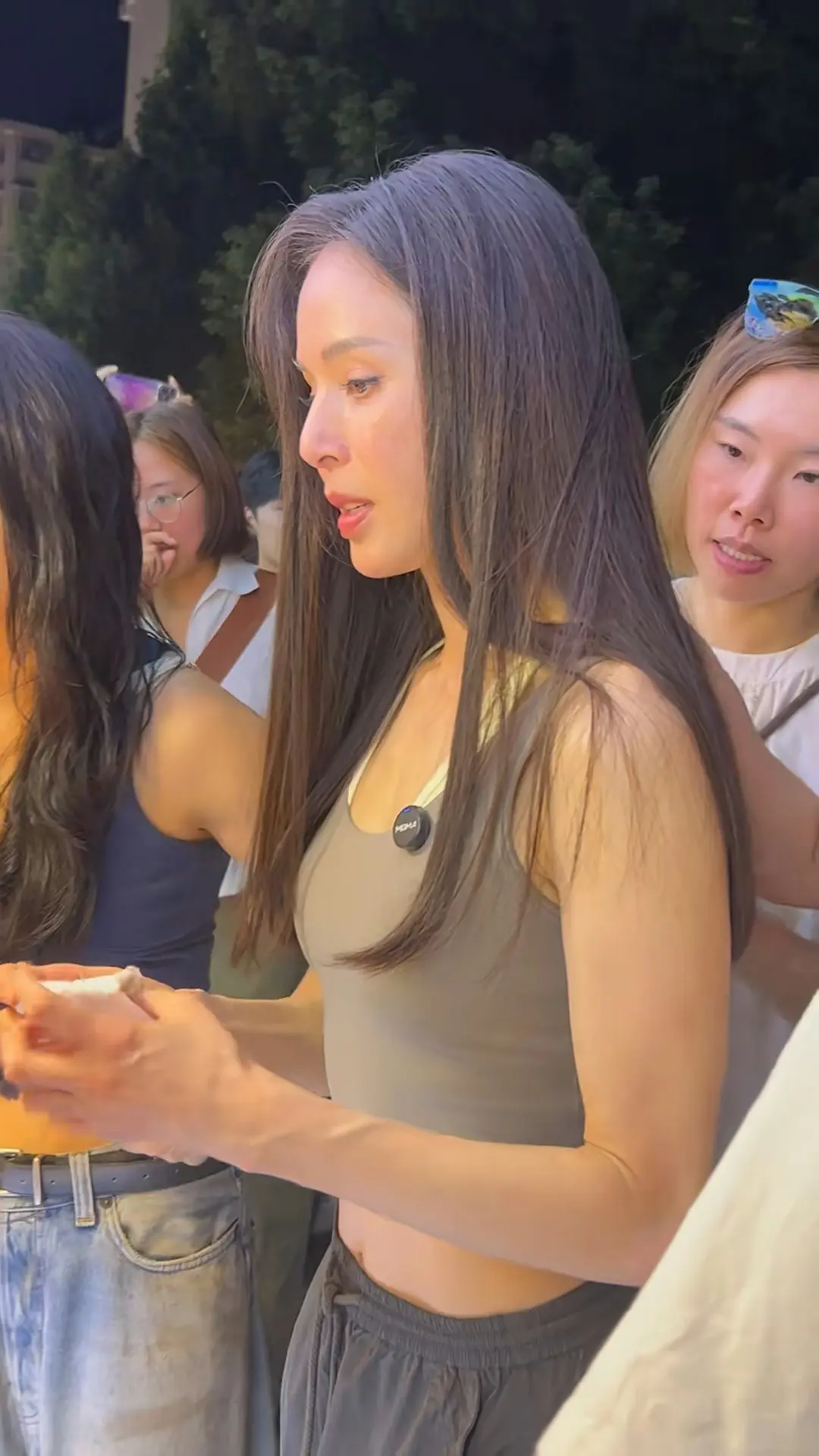 李若彤當日身穿短身貼身背心，大方露出小蠻腰，腹部零贅肉，馬甲線明顯，狀態極佳。(網絡截圖)