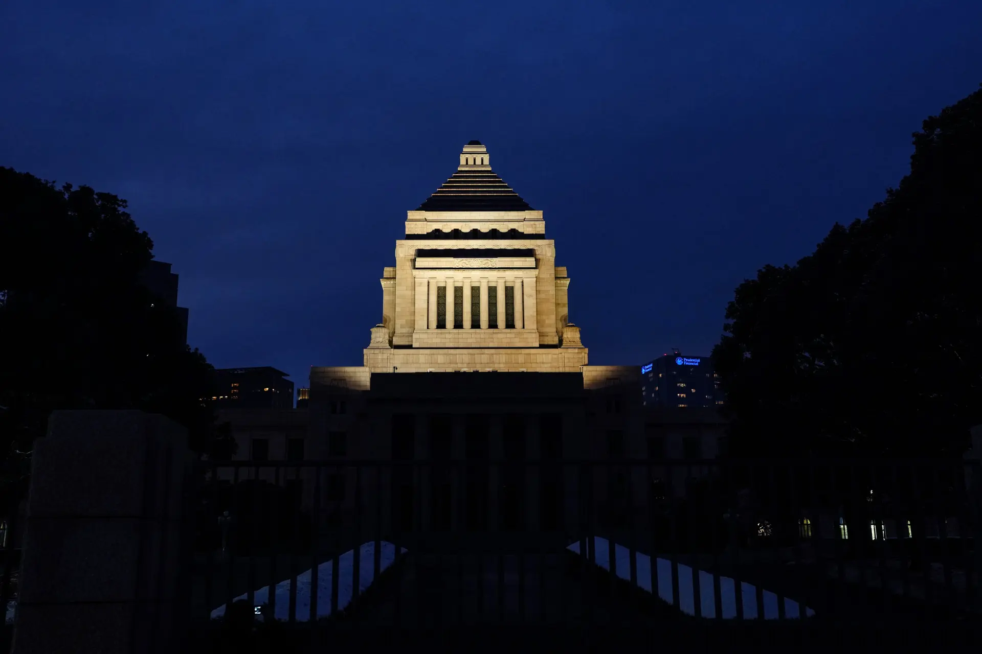 這是2月8日在日本東京拍攝的國會外景。據日本廣播協會報道，在8日舉行的日本眾議院選舉中，由自民黨和日本 維新會組成的執政聯盟獲得過半數議席。新華社