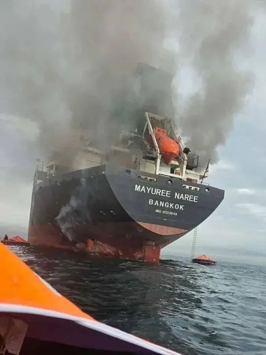 這張泰國海軍3月11日發布的照片顯示，一艘泰國貨船在霍爾木茲海峽海域遭襲起火。新華社發（泰國海軍供圖）