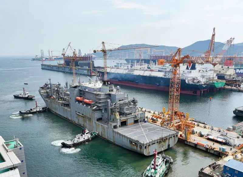 美國海軍的乾貨彈藥船「瓦利施拉號」2024年抵達韓華海洋公司的巨濟船廠，準備進行為期約3個月的定期維修保養。（取自韓華海洋網站）