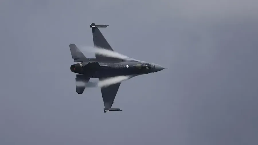 美軍雷鳥中隊F-16C戰機加州訓練墜毀 飛行員彈射逃生無生命危險的封面圖片